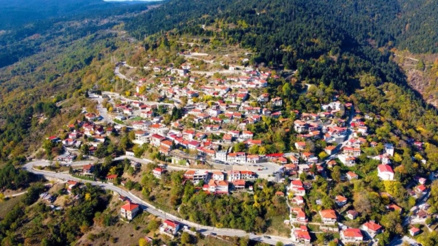 Τυμφρηστός: Το κουκλίστικο χωριό με την εκθαμβωτική θέα που μοιάζει με φίδι