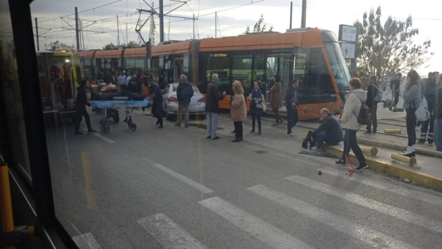Τραγωδία στο Παλαιό Φάληρο: Μία γυναίκα νεκρή από τη σύγκρουση αυτοκινήτου με τραμ – Η σορός της μεταφέρθηκε στο Ασκληπιείο