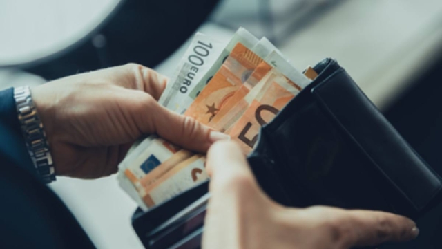 «Τριετίες»: Πώς διαμορφώνονται οι αυξήσεις στους αμειβόμενους με τον κατώτατο μισθό στον ιδιωτικό τομέα το 2024