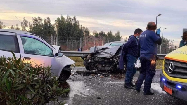 Θανατηφόρα μετωπική σύγκρουση στη λεωφόρο Σπάτων – Αρτέμιδος με δύο νεκρούς – Ένας οδηγός πέρασε στο αντίθετο ρεύμα