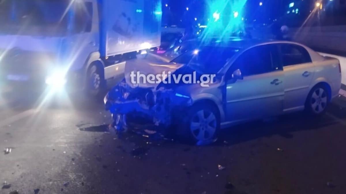 Σοβαρό τροχαίο στη Θεσσαλονίκη: ΙΧ πέρασε στο αντίθετο ρεύμα – Δύο τραυματίες από μετωπική σύγκρουση (video-photos)