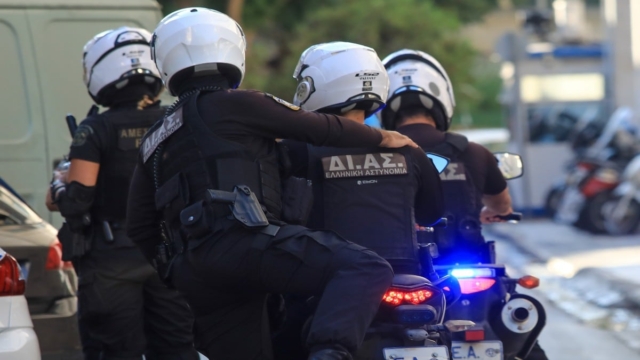 Θρίλερ στο Ολυμπιακό Χωριό: Βαν τραυμάτισε και εγκατέλειψε αστυνομικούς της ΔΙ.ΑΣ – Η κατάσταση της υγείας τους