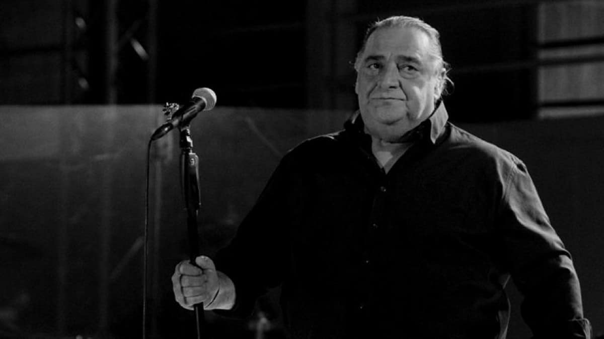 Το “μεγαλείο” του Βασίλη Καρρά: «Εδώ και 2 χρόνια καταλάβαινε ότι η “ιστορία» τελειώνει”» – Συγκινεί ο παιδικός φίλος του σπουδαίου λαϊκού τραγουδιστή, Νίκος Βοσκόπουλος