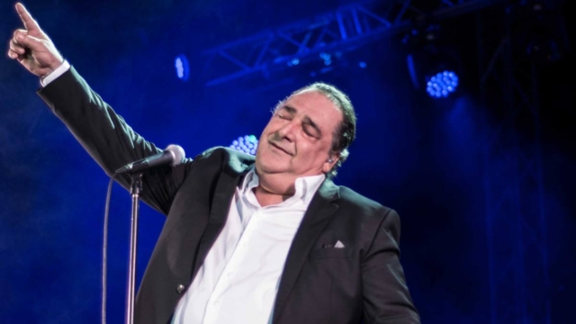 Βασίλης Καρράς: Άγνωστες στιγμές από τη ζωή του «άρχοντα της καψούρας» – Ο μύθος πίσω από τον τραγουδιστή