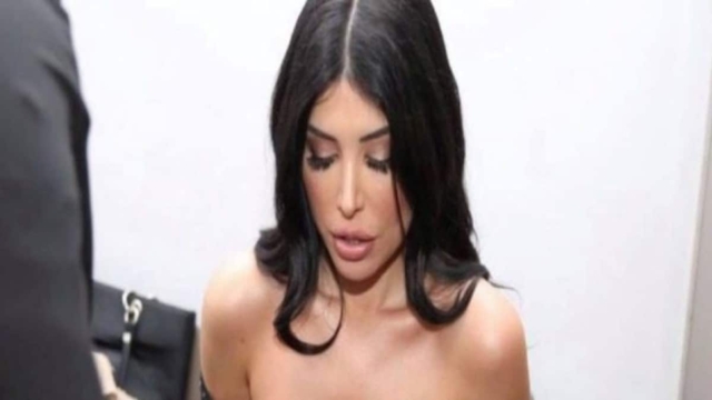 Εμφάνιση ΣΟΚ από γνωστή Ελληνίδα στα μπουζούκια με ανοιχτό φόρεμα (ΦΩΤΟ)