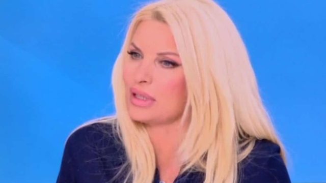 Είπε αυτό που σκέφτονται πολλοί η Ελένη Μενεγάκη: «Δεν ξέρω πως είναι να γνωρίζεις ότι δεν είναι δικό σου παιδί και να το προσφέρεις σε αυτούς που ανήκει»