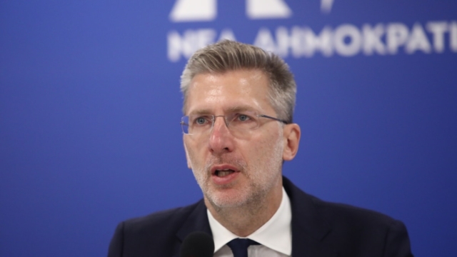 Άκης Σκέρτσος για τεκνοθεσία ομόφυλων ζευγαριών: «Ακολουθούμε ό,τι λέει η επιστήμη, πάμε να εφαρμόσουμε αυτό που κάνουν χώρες της ΕΕ» (video)