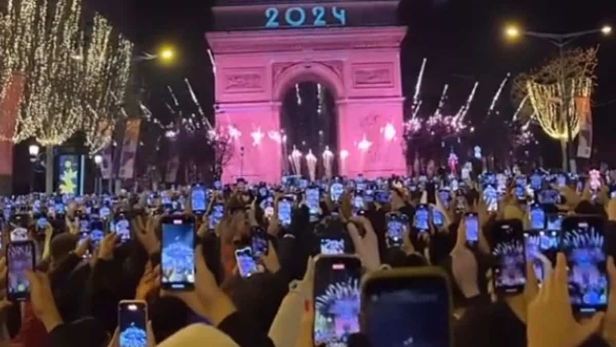 Viral βίντεο από την αλλαγή χρόνου στο Παρίσι – Όλοι ήταν κολλημένοι στις οθόνες των κινητών (video)