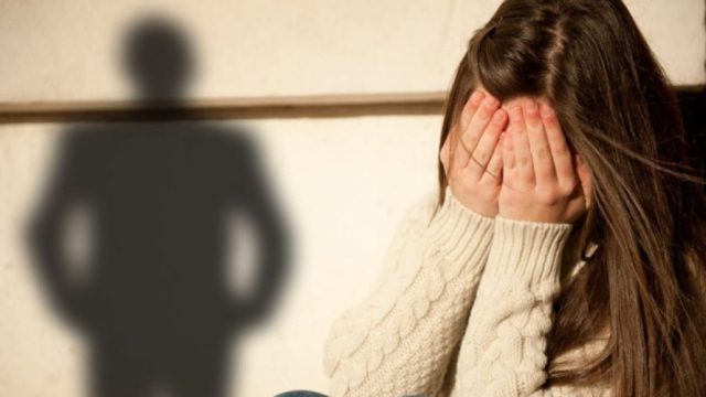 Φρίκη στον Πειραιά: Συνελήφθη 43χρονος που παρενοχλούσε ανήλικη – Η παγίδα που του έστησε ο πατέρας του κοριτσιού (video)