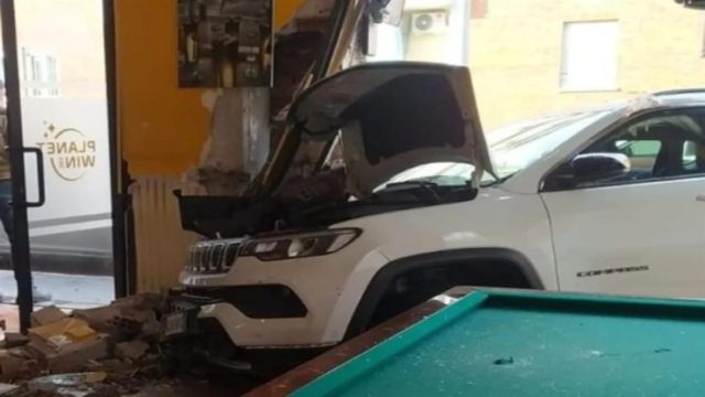 Ιταλία: Συγκλονιστικό βίντεο ντοκουμέντο – Αυτοκίνητο «καρφώνεται» σε καφετέρια και τραυματίζει 7 άτομα