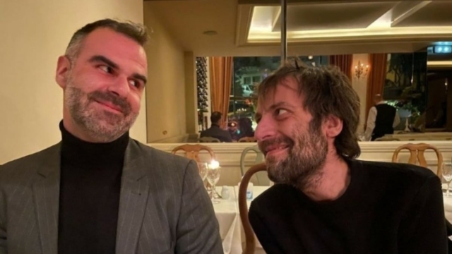 Αύγουστος Κορτώ: To Facebook κατέβασε φωτογραφία που φιλάει στο στόμα τον σύζυγό του – Έγιναν μαζικές αναφορές