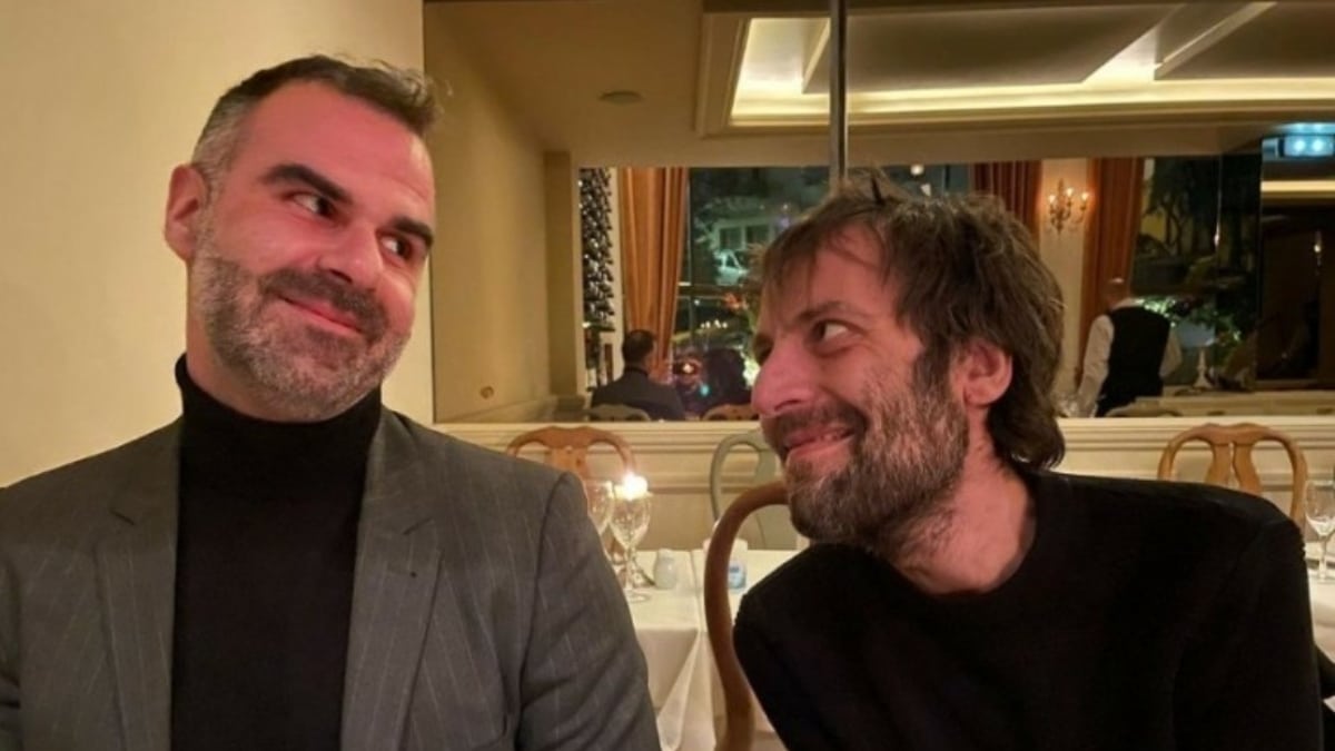 Αύγουστος Κορτώ: To Facebook κατέβασε φωτογραφία που φιλάει στο στόμα τον σύζυγό του – Έγιναν μαζικές αναφορές