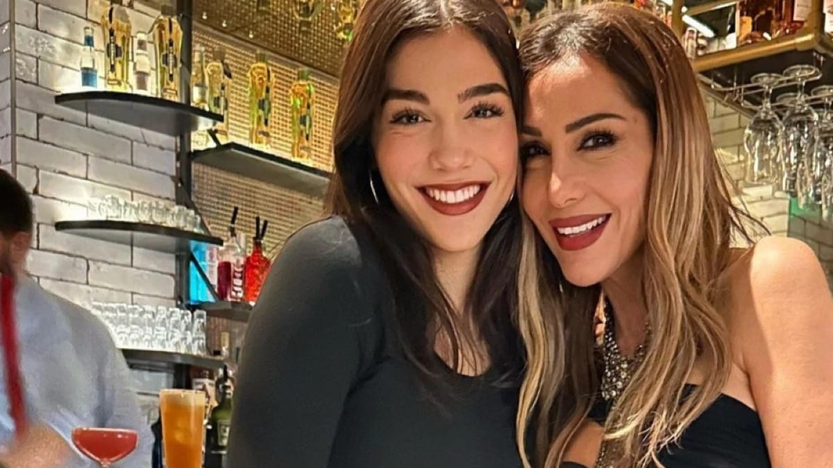 Σάλος με την Δέσποινα Βανδή και την Μελίνα Νικολαΐδη: Το αβυσσαλέο ντεκολτέ & το εξώπλατο – “Μαγνήτισαν” τα βλέμματα μαμά και κόρη (Video)