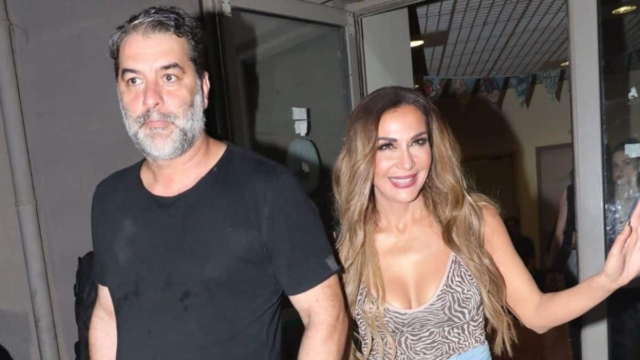 Την κοιτάει και λιώνει: Νέα βραδινή έξοδος για Δέσποινα Βανδή και Βασίλη Μπισμπίκη – Τα ερωτικά τραγούδια με τον Άγγελο Διονυσίου