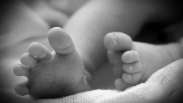 Αποκαλύψεις φρίκης για το βρέφος που πέθανε στο Διδυμότειχο: Παρουσίαζε εικόνα ακραίας παραμέλησης – Την αδερφή του είχαν καταφάει ποντίκια το 2019 (Video)