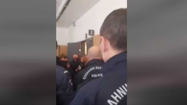 Ένταση στη δίκη υπόθεσης Κολωνού: Η στιγμή που η μητέρα της 12χρονης επιχείρησε να λιντσάρει τον Ηλία Μίχο