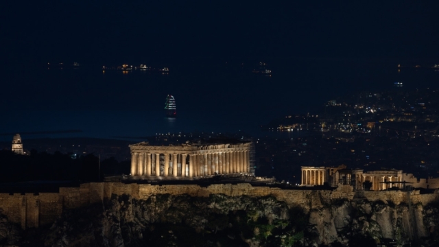 Η φωτογραφία της Ημέρας: Ακρόπολη και «πιάτο» η νυχτερινή Αθήνα