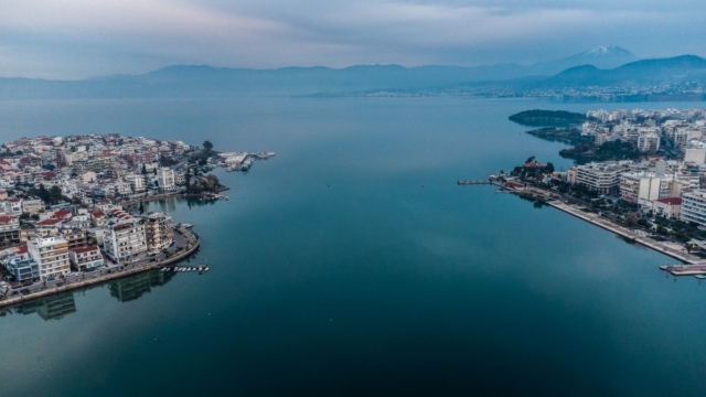Η φωτογραφία της ημέρας: Αυγή στη Χαλκίδα από ψηλά