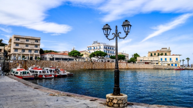 Η φωτογραφία της ημέρας: Εντυπωσιάζουν οι… χειμωνιάτικες Σπέτσες!