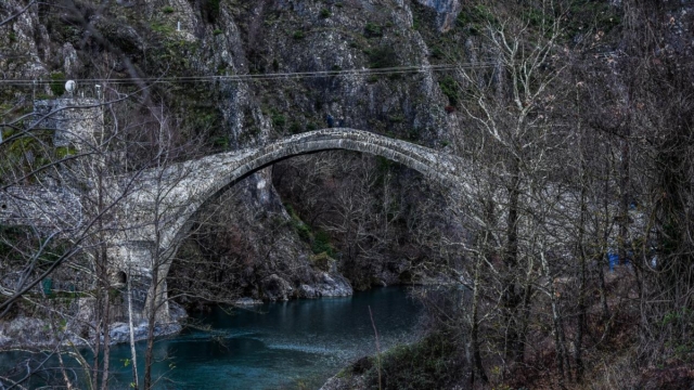Γεφύρι Κόνιτσας: Το ψηλότερο μονότοξο γεφύρι σε όλα τα Βαλκάνια που στέκει αγέρωχο