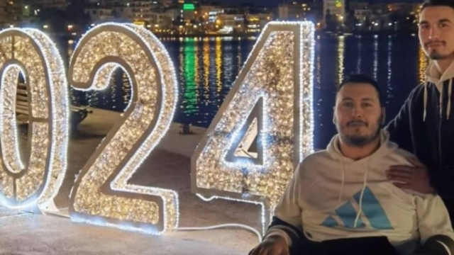 Ήθελε να εκπληρώσει ένα τάμα: Η ιστορία του 26χρονου Γιάννη που βούτηξε να πιάσει τον Τίμιο Σταυρό, έμεινε παράλυτος, αλλά δεν έχασε την πίστη του