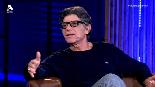 Ο Γιάννης Μπέζος «δικάζει» με το χαμόγελο στα χείλη: «Πρέπει να είσαι πολύ μικρός ή πρέπει να παραμένεις ανόητος» (Video)