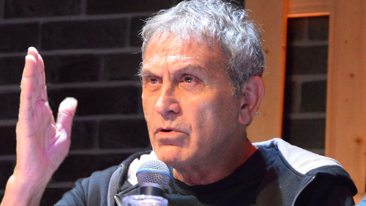 «Χείμαρρος» ξανά ο Γιώργος Νταλάρας: «Κάποιες δουλειές είναι ντροπή, πρέπει να το καταλάβουμε αυτό»