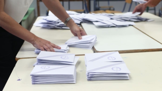 Γκάλοπ Marc: Πάνω από 1 στους 2 στηρίζει – 54,8% «ΝΑΙ» στον γάμο ομοφύλων και 52,9% στην υιοθεσία από ομόφυλα ζευγάρια