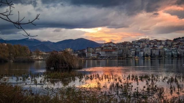 Η Φωτογραφία της Ημέρας: Ανατολή στην ατμοσφαιρική λίμνη της Καστοριάς
