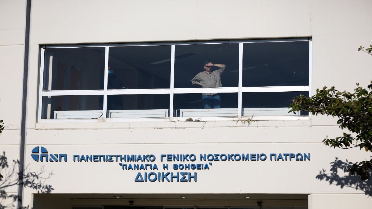 Ως πότε θα συνεχίζεται η ντροπή στη Δημόσια Υγεία; Κατέρρευσε κομμάτι οροφής μέσα σε κλινική του Νοσοκομείου του Ρίου (photo)