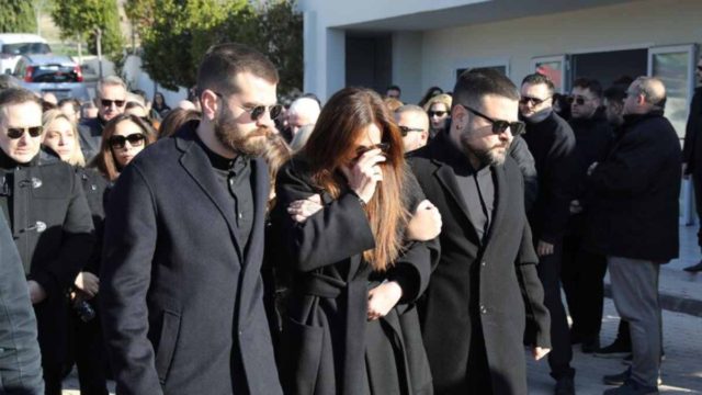 Χάρης Κωστόπουλος: Καταρρακωμένοι στην κηδεία του η σύζυγός του και οι δυο γιοι του