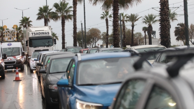Στο «κόκκινο» η κίνηση στους δρόμους: «Σημειωτόν» όλοι οι «άξονες» της Αττικής – «Ασφυκτιά» το κέντρο της Αθήνας (χάρτης)
