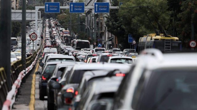 Μεγάλη προσοχή στους «εξυπνάκηδες»: Η κίνηση που βλέπουμε καθημερινά στους δρόμους και επιφέρει πρόστιμο 700 ευρώ
