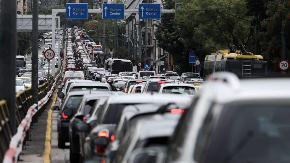 Μεγάλη προσοχή στους «εξυπνάκηδες»: Η κίνηση που βλέπουμε καθημερινά στους δρόμους και επιφέρει πρόστιμο 700 ευρώ