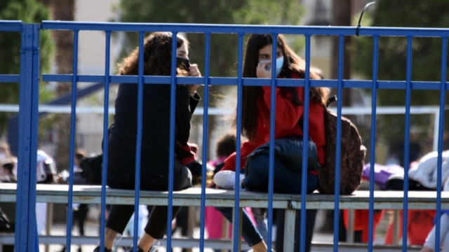Έξαρση κορωνοϊού σε όλη τη χώρα: Πώς θα επιστρέψουν οι μαθητές στα σχολεία και τι θα γίνει με τις απουσίες (video)