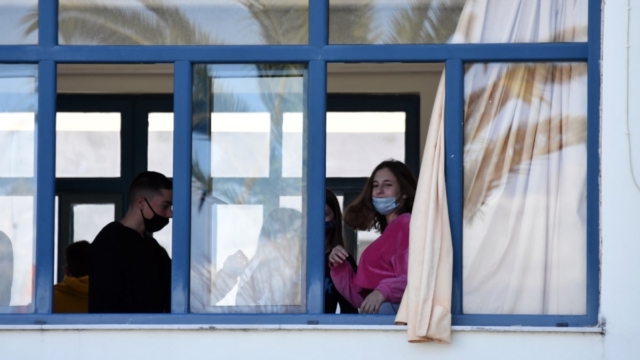Έξαρση κορωνοϊού: Προβληματισμός για το άνοιγμα των σχολείων – Αυξάνονται τα ραντεβού για εμβολιασμό (video)