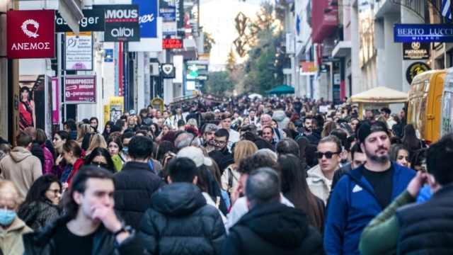 Εκτός ελέγχου το «κοκτέιλ» κορωνοϊού και γρίπης: Ραγδαία αύξηση κρουσμάτων – Ξεπουλάνε τα rapid tests και οι μάσκες (video)