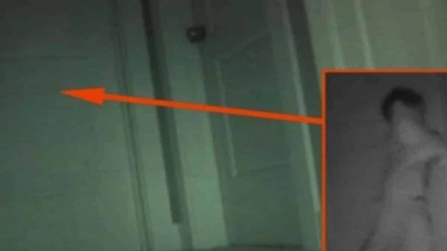 Γονείς τοποθέτησαν κρυφή κάμερα για να δουν πώς έχανε τα παιχνίδια η κόρη τους – «Πάγωσαν» με αυτό που αντίκρισαν (video)
