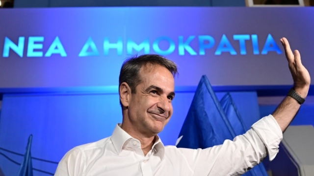 «Κυβερνητικό μασάζ» σε βουλευτές της ΝΔ για τα ομόφυλα ζευγάρια: Σεμινάρια Δευτέρα και Τρίτη στην Πειραιώς – Ποια «γαλάζια» στελέχη θα κληθούν πρώτα (video)