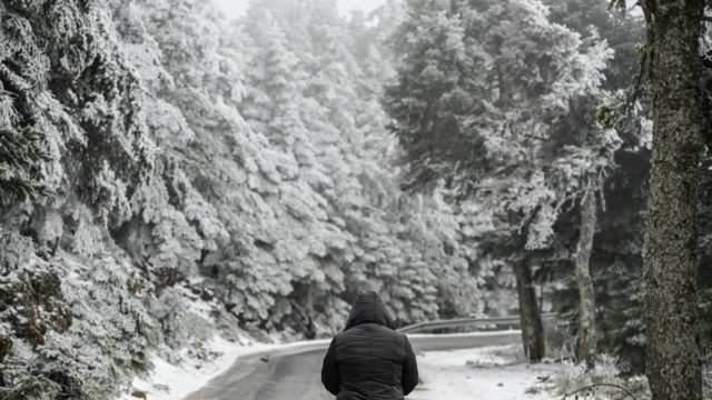 Επιδεινώνεται ο καιρός: Έντονη χιονόπτωση στην Πάρνηθα – Έκλεισε η λεωφόρος από το ύψος του τελεφερίκ