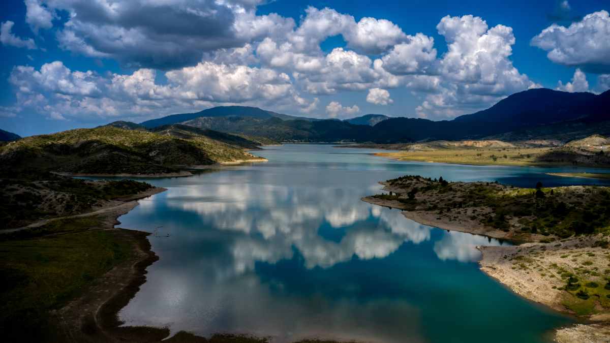 Λίμνη Αώου: Η μεγαλύτερη ορεινή λίμνη στην Ελλάδα που μαγεύει με την ομορφιά της