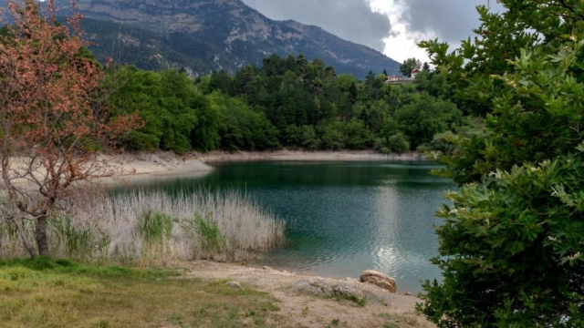 Λίμνη Τσιβλού: Η παραμυθένια λίμνη της Ελλάδας με την τραγική ιστορία (video)