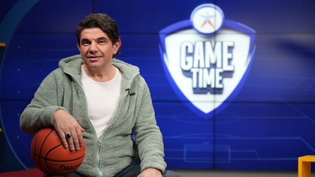 Ο Νίκος Κουρκούλης παίζει μπάσκετ στο ΟΠΑΠ Game Time