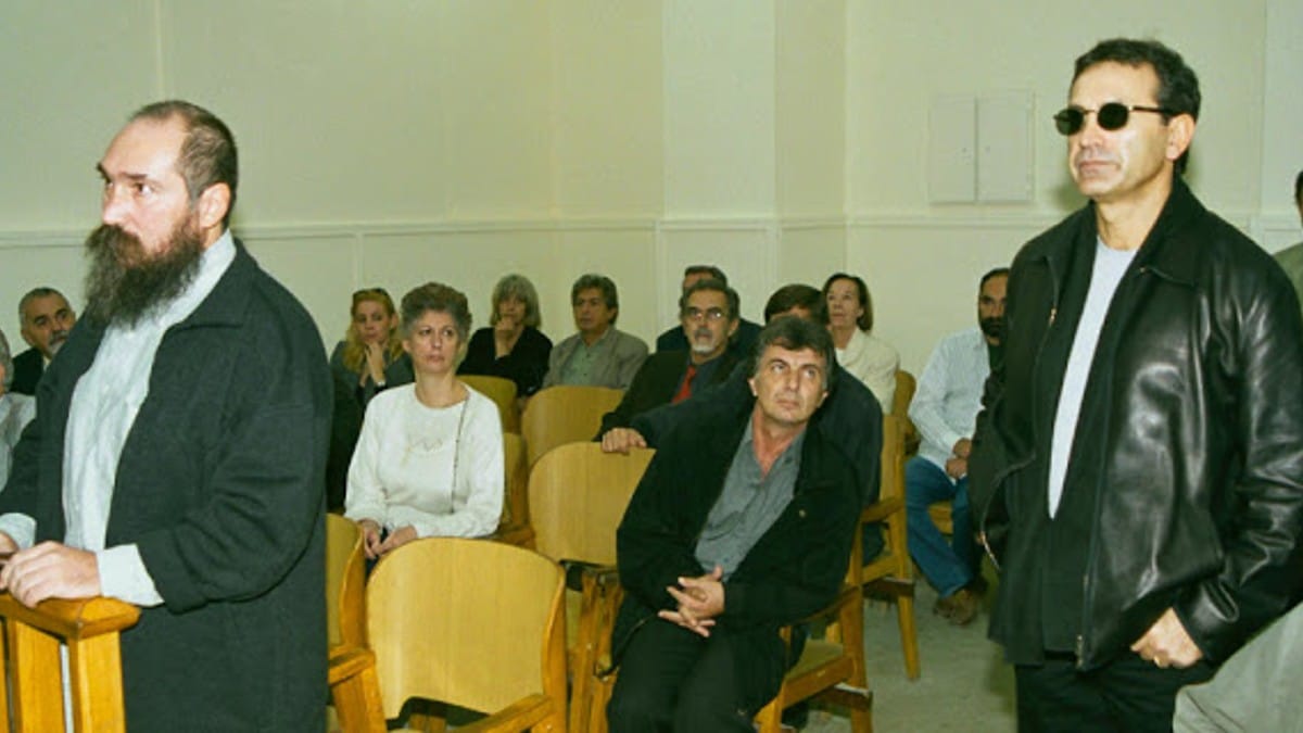 Όταν όλη η Ελλάδα σχολίαζε τον Γιώργο Νταλάρα – Η άγρια κόντρα με τον Πανούση και το δικαστήριο