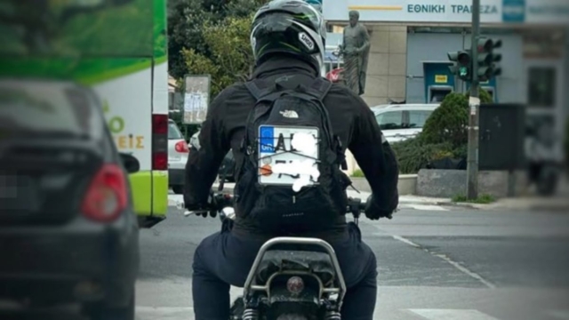 Όταν θες να είσαι νόμιμος με κάθε τρόπο: Viral οδηγός μηχανής στο Ηράκλειο που «φόρεσε» την πινακίδα κυκλοφορίας στην… πλάτη