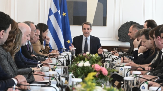 Πολιτική αναμπουμπούλα για τα ομόφυλα ζευγάρια: Η «ομάδα κρούσης» και το «φροντιστήριο» στους γαλάζιους βουλευτές