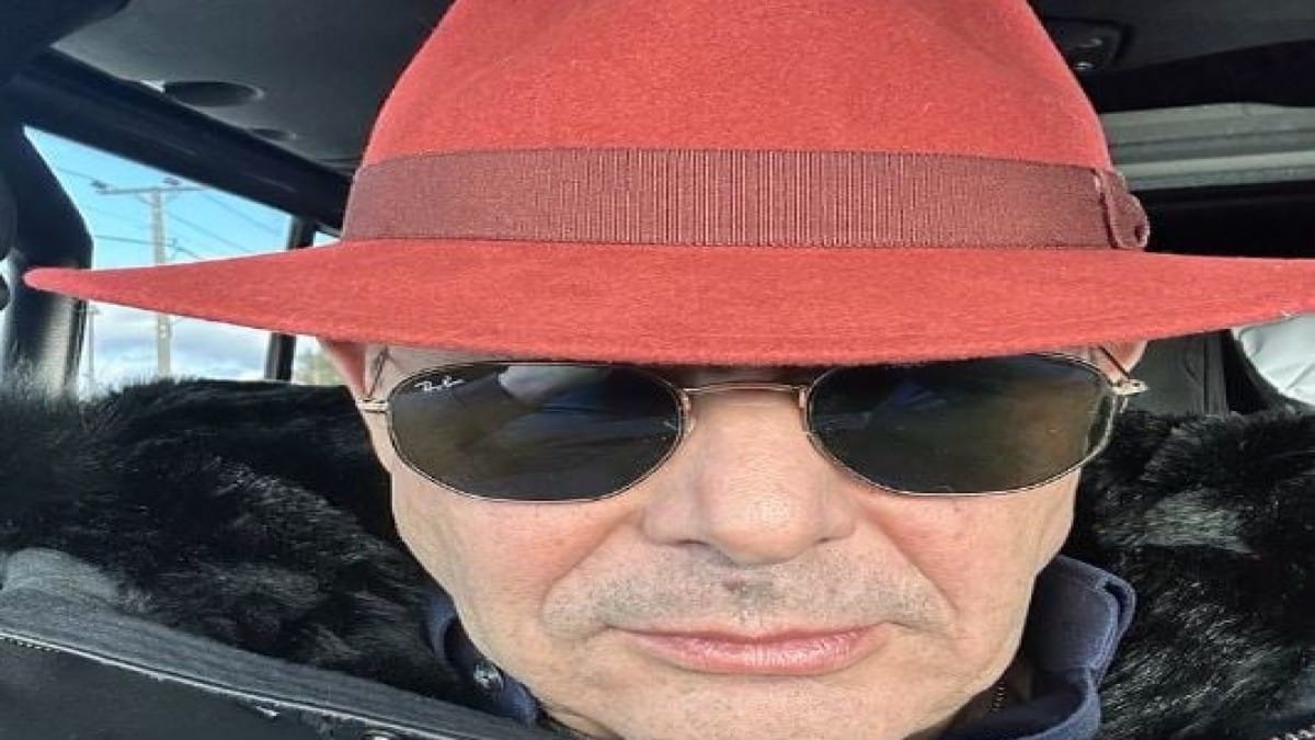 “Βόμβα” Πάνου Καμμένου: «Επιστρέφω» – H selfie με κόκκινο καπέλο και η αινιγματική ανάρτηση (photo)