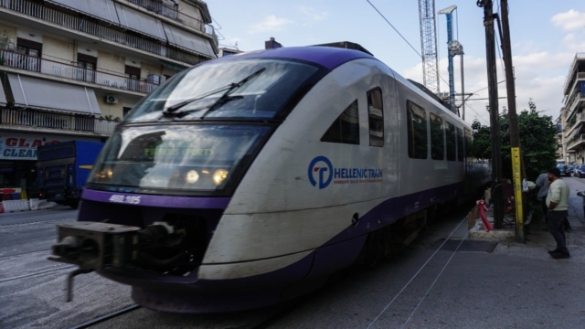 Τραγωδία στις ράγες του τρένου: Συρμός του Προαστιακού παρέσυρε και σκότωσε πεζό στο Ζευγολατιό