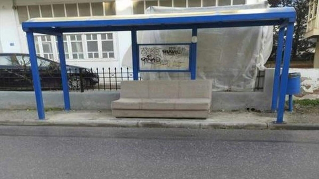 Θεούλης Θεσσαλονικιός: Άφησε τον παλιό καναπέ του σε στάση λεωφορείων (video)