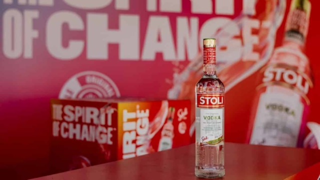 Η νέα φιάλη της Stoli Vodka μας συστήνεται με τον πιο εντυπωσιακό τρόπο και μας καλεί να ανακαλύψουμε το δικό μας Spirit of Change